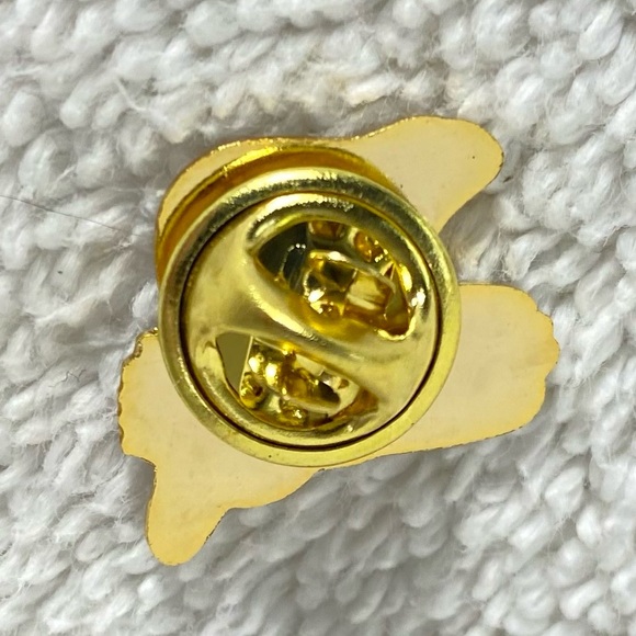 5/$25 Vintage Beaverlodge Alberta Canada Enamel Souvenir Pin - Picture 3 of 12